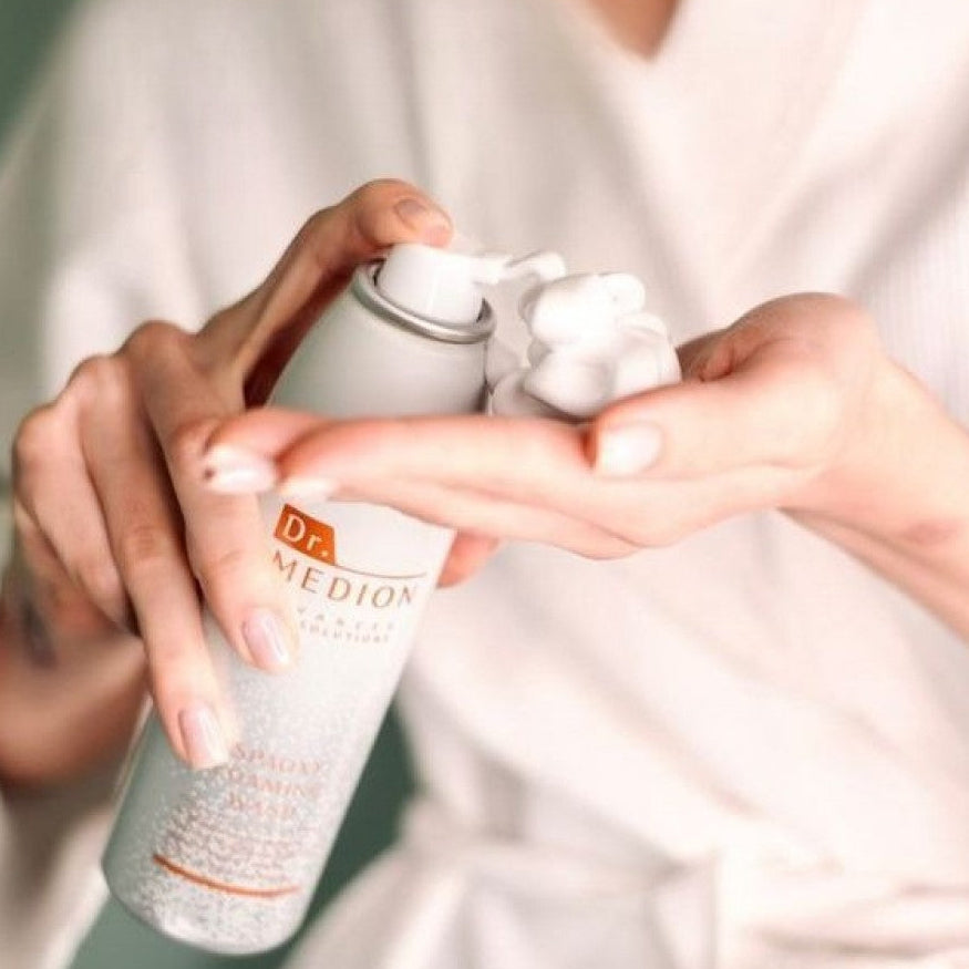 Dr. Medion Spaoxy Foaming CO2 Wash creates a dense, high-concentration CO₂ foam with just one push. Molecular CO₂ bubbles delicately cleanse pores, remove sebum, stimulate blood circulation and leave skin radiant&nbsp;and youthful - no rubbing needed.

The thick, marshmallow-like foam spreads effortlessly, rinses off easily and leaves skin clean, breathable and glowing. A stress-relieving aroma turns your daily cleanse into a spa experience.
