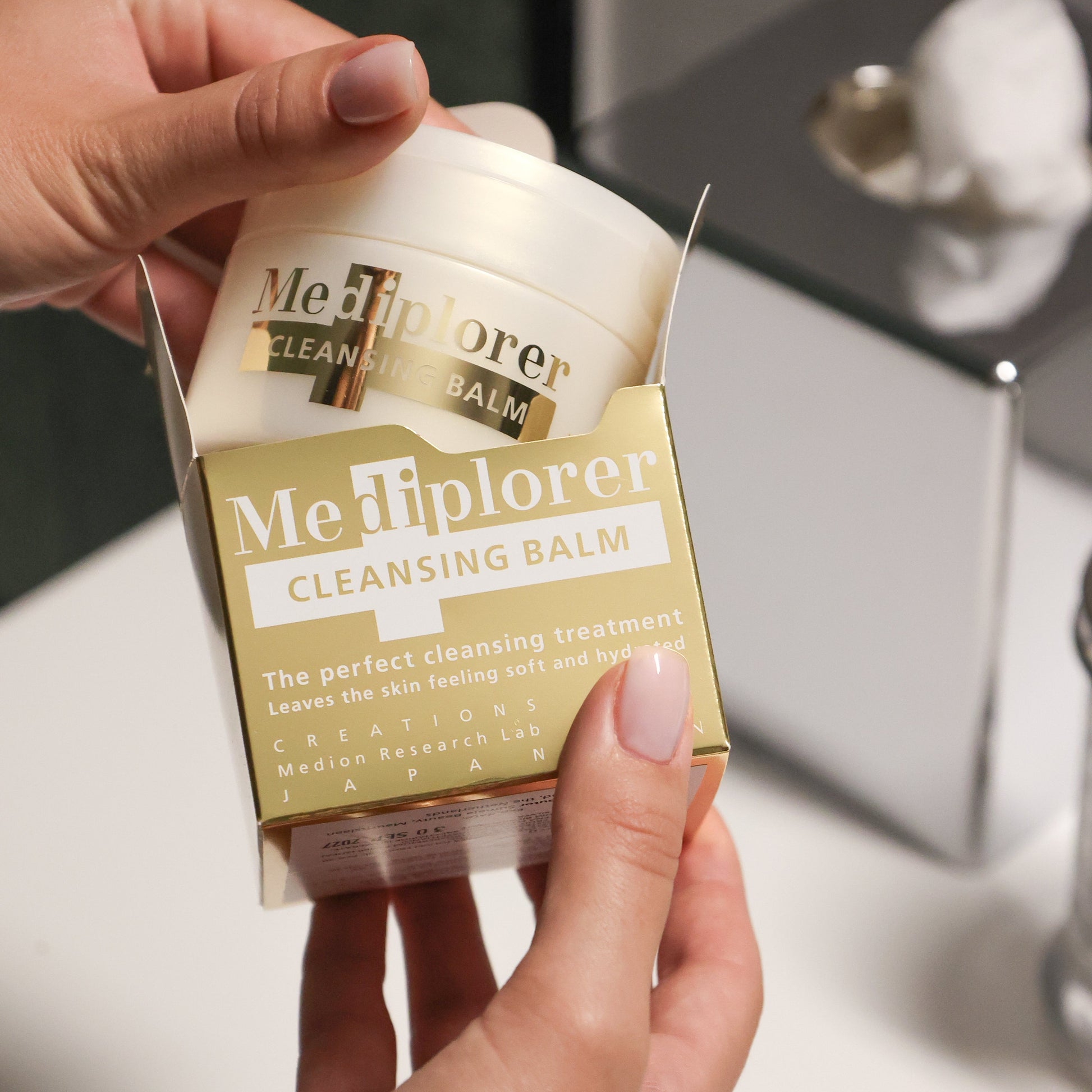 Mediplorer Cleansing Balm wraps your skin in luxurious moisture the moment it touches your face - melting into a silky oil that deeply removes makeup, sunscreen, and pore-clogging impurities while keeping your skin hydrated and glowing. Amsterdam