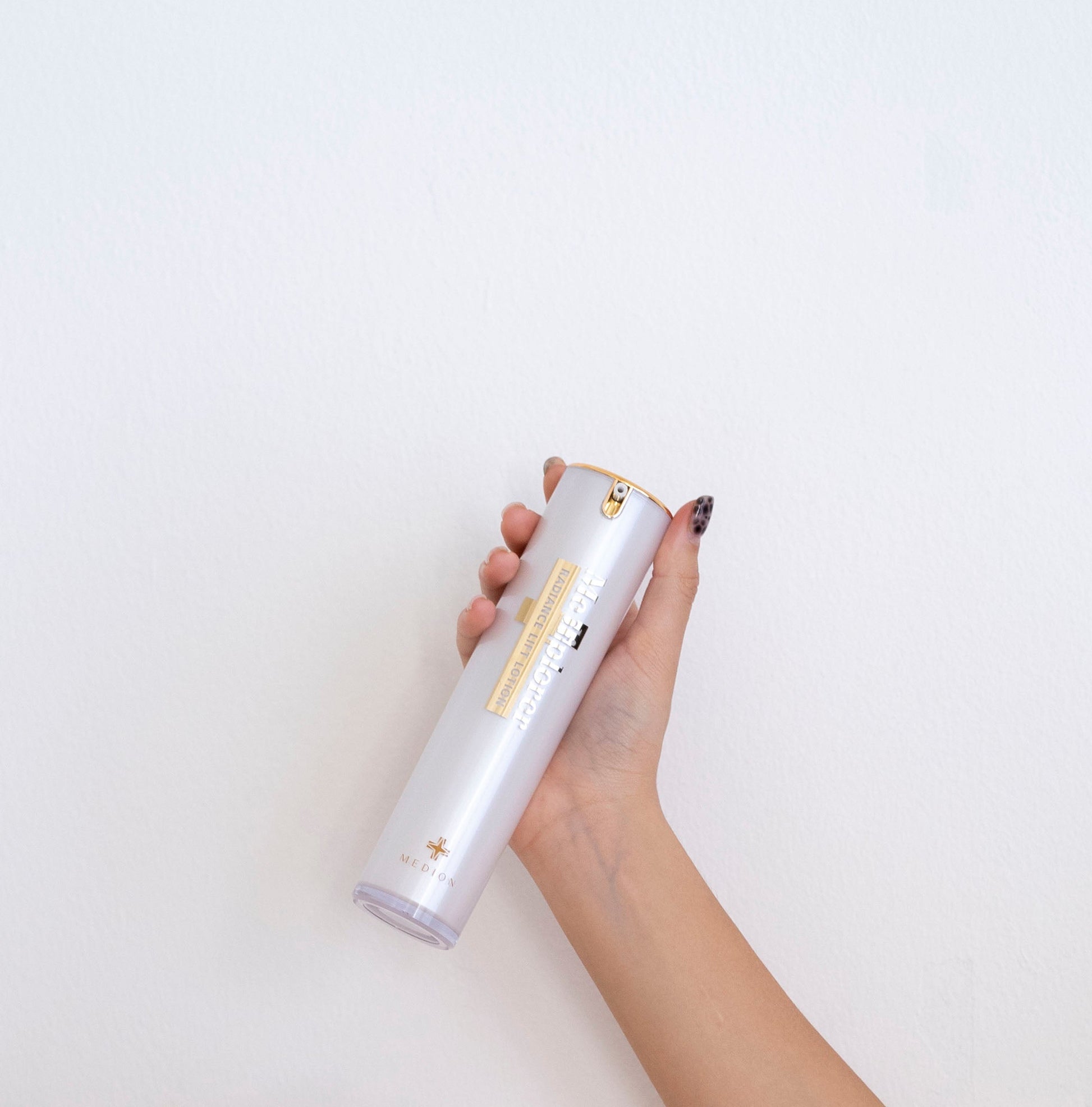 Mediplorer Radiance Lift Lotion is a rich, fast-absorbing firming lotion with a subtle Damask Rose scent. Deeply hydrating and intensively restorative, it replenishes moisture&nbsp;levels while improving skin firmness and resilience.